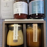 셀퓌유 가루이자와 - 上段のストロベリーとブルーベリーは祖母から、下段の化粧箱入りのプリンジャムとバスクチーズケーキジャムは叔母より頂戴した。