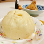 Gogoichi Hourai - この皮も分厚くて
      ちょっと甘めで、豚肉の餡と相性◎