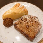 Elicafe - りんごのキャロットケーキ300円、りんごのレモンケーキ450円✨りんごのクッキーも添えてあります。