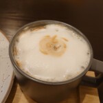 elicafe - りんごのカフェラテ500円(セット割引▲100円)✨ふわふわラテの底には薄切りのりんごがたっぷりです。