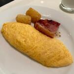 ダイニング ルオーレ - 卵料理はオムレツ、厚切りベーコンとポテトを添えて貰い、食事は此れでストップ。
