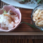 遊の丘 - ぶっかけ十割そば＋ドリンク＋デザート付￥1200の茸おこわ、揚げ玉。他に漬物付（H25.11.1撮影）