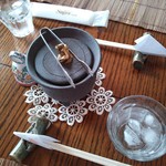 遊の丘 - 砂糖とミルクの器、呼び鈴、水とおしぼり等（H25.11.1撮影）