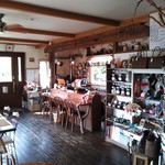 遊の丘 - カウンター４席。右側裏が厨房（H25.11.1撮影）