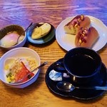 Katsu Shou - ブレンドコーヒー（350円）、モーニングセット（ホットドッグ＋温泉玉子＋サラダ＋バナナ）