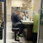 Oshokuji Maruyama - 店内カウンターのみで、サクッと入りやすい♪
      意外と女性のお客さんも多かった！