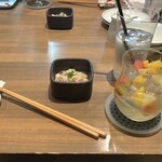 地下だけど入ったら雰囲気が良くて料理人がしっかり食事を作ってお酒もたくさんあって楽しいお店。ごんべえ - 