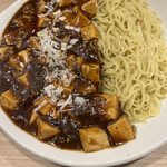 Menhan Shokudou Hachiemon - ドラゴン麻婆９００円前後。本来なら白米と麺のハーフですが、麺だけにしていただきました。細麺の感じは好みですが、麻婆がオイスターソース頼みの味付けで、辛味痺れは。。。