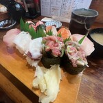 浜寿司 - カニ・サーモン・ブリ・タコ・ネギトロ