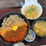 ゆりの木 - きのこと鮭・いくらの海鮮丼と半チャーハン