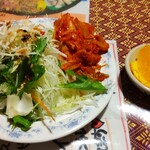 Tai Ryourisabai Sabai - ランチは野菜サラダやキムチ、オレンジなどが食べ放題です(>ω<)今どき、サラダバーはうれしい。