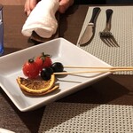 奥沢サクレクール - アミューズ。カリカリのオレンジが美味しかった