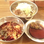 ホルモン俵屋 - 突き出し200円、タレ2種