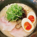 W2 - 味玉豚骨ラーメン  ８９０円