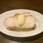BARU 竹末 - お通し：鶏肉の燻製とケークサレ(400円)