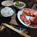 黒毛和牛焼肉 白か黒 - 