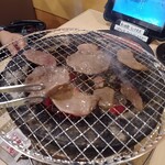 七輪焼肉 安安 - タンはコリコリしていて美味でした。