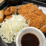 松屋 - 左のちっこいのが、角煮かつでございます…