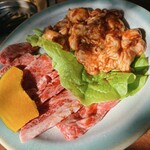 焼肉みやま - 左 焼肉(カルビ) 右 ホルモン(てっちゃん？)