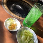 焼肉みやま - ランチセットのお新香、サラダ、メロンソーダ