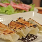 炭火焼 亀八 - 焼肉店にぎょうざ！