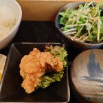 Senriichiban Dagoya - 鶏唐揚げとサラダ