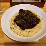 THE SHIP - ◯コーダアラバチナラ
      真ん中にはオックステールの異国なスパイス感ある
      赤ワイン煮込み
      
      骨付きの牛肉を3日間煮込んであり
      フォークで触ってるだけでも
      ホロホロと切れていく柔らかさ