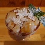 THE SHIP - 上にはアーモンドスライスと
      カラメルの様な味わいのソース
      
      これも旨いねえ❕