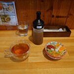 THE SHIP - ◯モロッコミントティー
      緑茶と自家栽培してる16種類のフレッシュミント、レモンバーム、ゼラニュウム等のハーブを蒸らしてある
      
      ミント入りの紅茶な味わいでサッパリ
      料理の味わいもリセット出来て美味しい