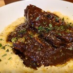 THE SHIP - 異国なスパイス感は日本ではなかなか味わえないであろう旨さ❕
      
      牛テールの肉とゼラチン質、トマトと赤ワインの酸味
      これもミートソース系な味わいだけど複雑なスパイスと爽やかさも併せ持つ不思議に美味しい