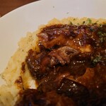 THE SHIP - オックステール肉のアップ
      
      周りのボレンタはほんのりと、とうもろこしな味わいのする
      ペースト状の料理だった