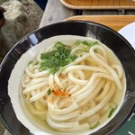 山越うどん - かまあげかけ。　小でも麺のボリュームあり。
            
            