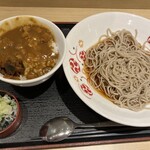 いろり庵 きらく - ミニカレー丼冷やしそばセット　680円