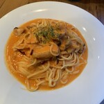 Farina 自家製生パスタ&バル - チキンときのこの辛味トマトクリームソース