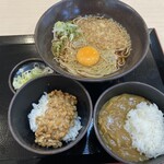 ゆで太郎 - 朝食、納豆、生卵、温そば480円、トッピングのカレールー。