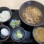 Yudetarou - 朝食、納豆、生卵、温そば480円、トッピングのカレールー。