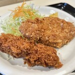 Tonkatsu Ichimonji - 手前が串カツ奥がメンチ。なかなかのボリューム。