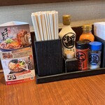 丸亀製麺 - テーブルの上の調味料