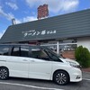 ラーメン藤　守山店 - 前の車で見えないが、店の外まで並び客が溢れていた。