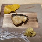 寿司 はせ川 - 鰆の柚子庵焼きと栗のチップス