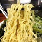 カマリヤ 大将 - ワカメラーメン、麺リフトアップ