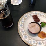 ろんぢん - アイスコーヒー、デザート(マロンシャーベット＋柿＋チョコブラウニー)