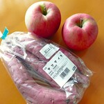 とれたて市 - 料理写真:芋とりんご買った(りんごは3個入りﾃﾞｼﾀ)
