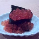 鮨 よし田 - イクラがこぼれてます。