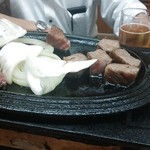 ジャンボ牛テキを焼いているところ