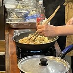 かも料理　まりも本店 - 麺と具材を炒めて･･･