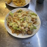 かも料理　まりも本店 - 見本の出来上がり。奥は焼き目が付くまで揚げた麺