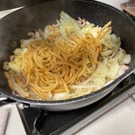 かも料理　まりも本店 - 揚げ麺投入