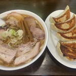 Te Uchi Ra Men Gen - チャーシューめん　1000円　餃子（5ケ）500円！