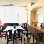 すゞ家 - 2階席の様子。老舗の洋食屋さんの雰囲気。（広いのですが、お客さんがいっぱいだったので一部のみ撮影）